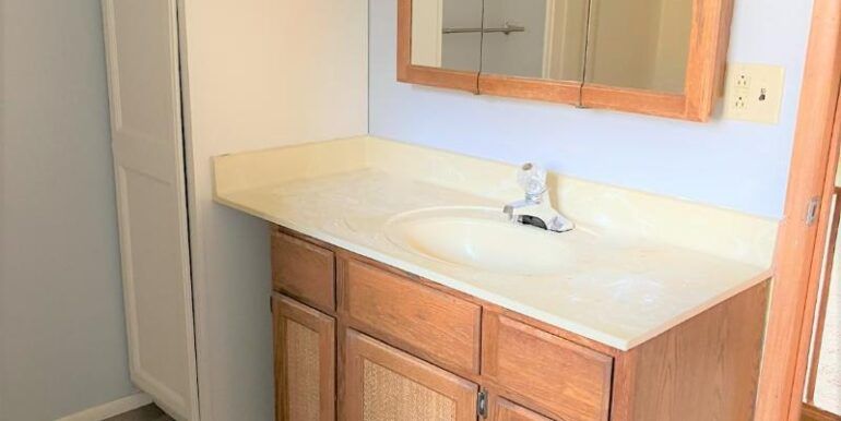 880 e michigan ave upstairs bathroom
